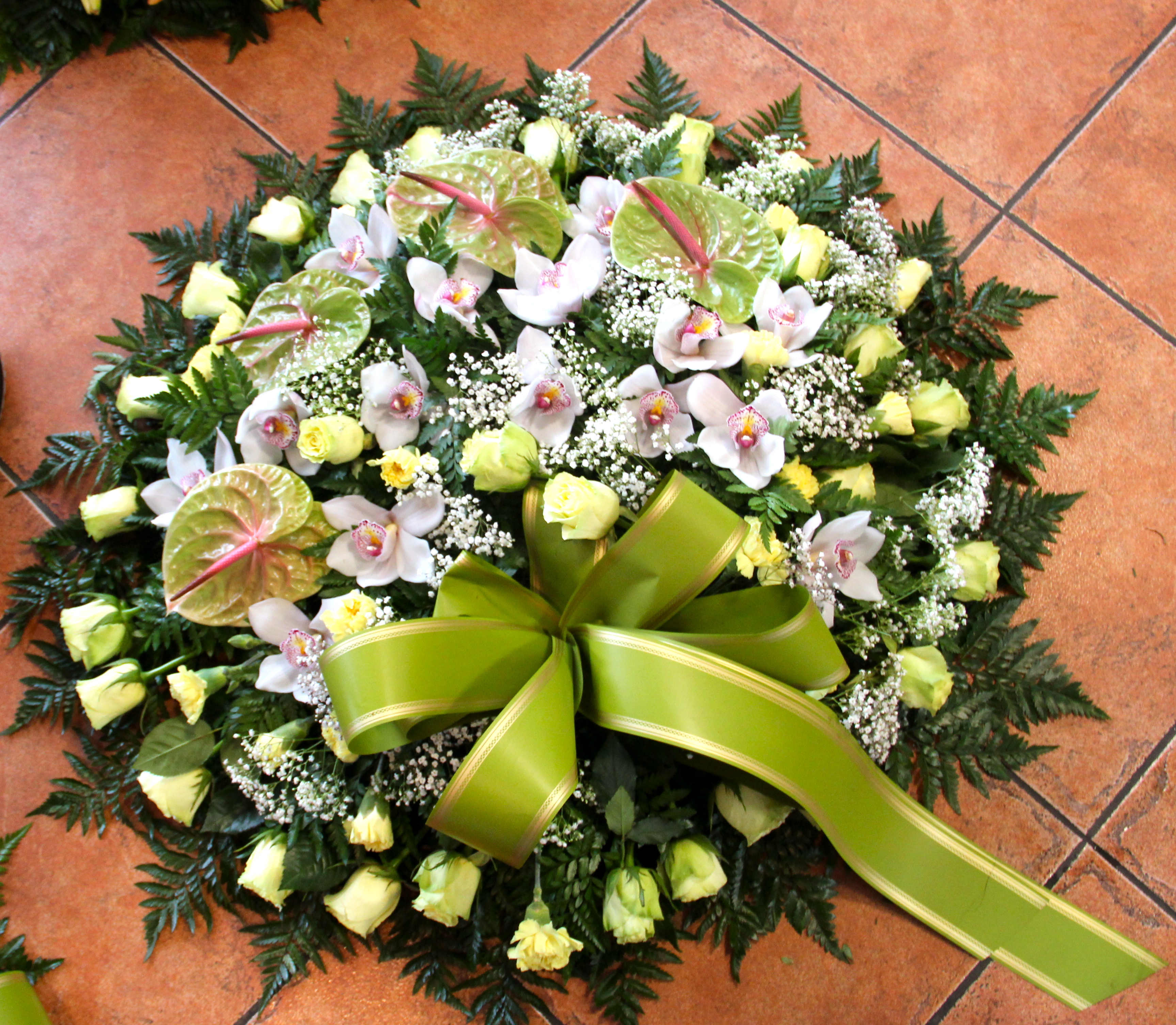 Coroa fúnebre de rosas, antúrios, orquídeas e vivás