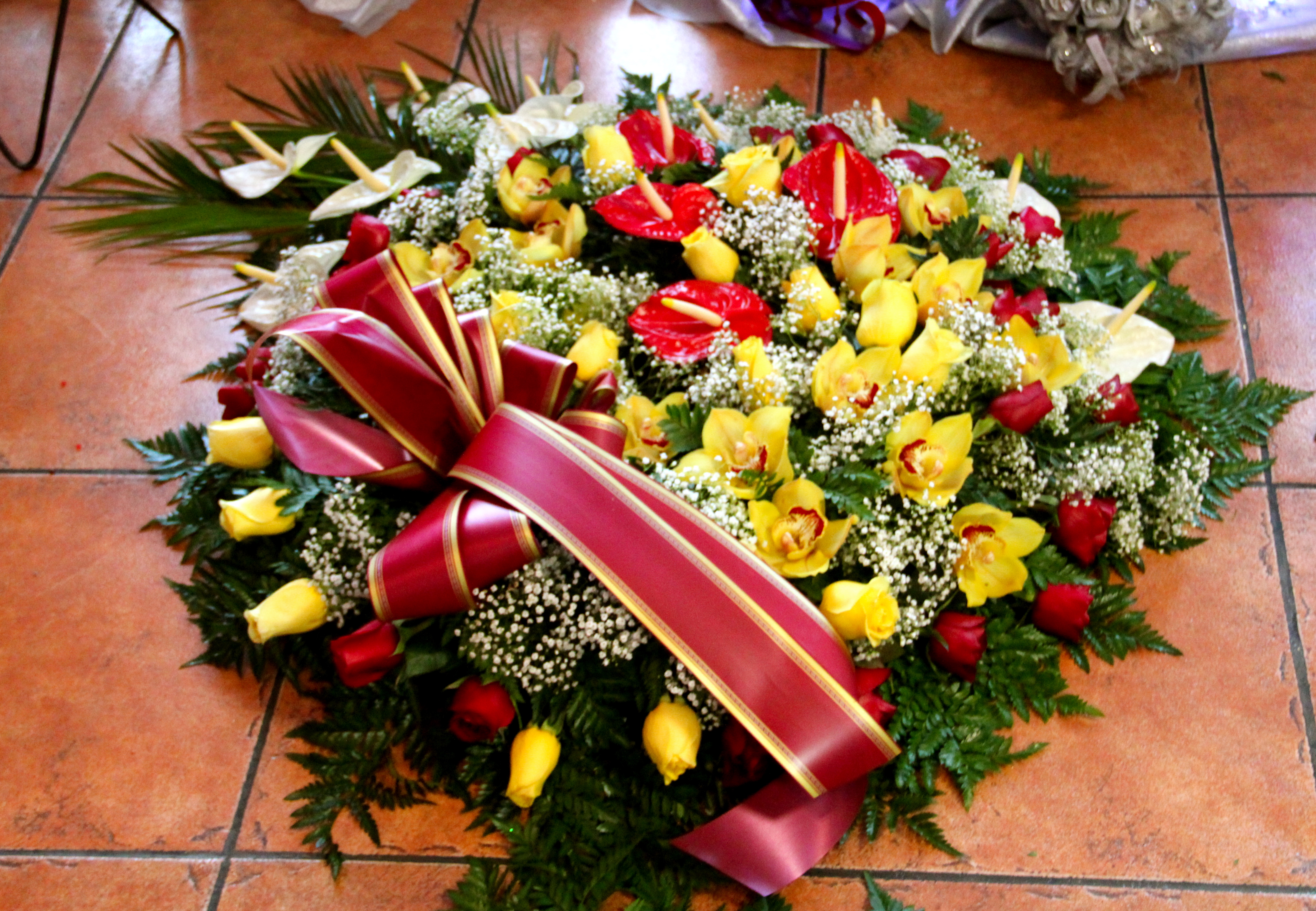 Coroa fúnebre de orquídeas, rosas, antúrios e vivás